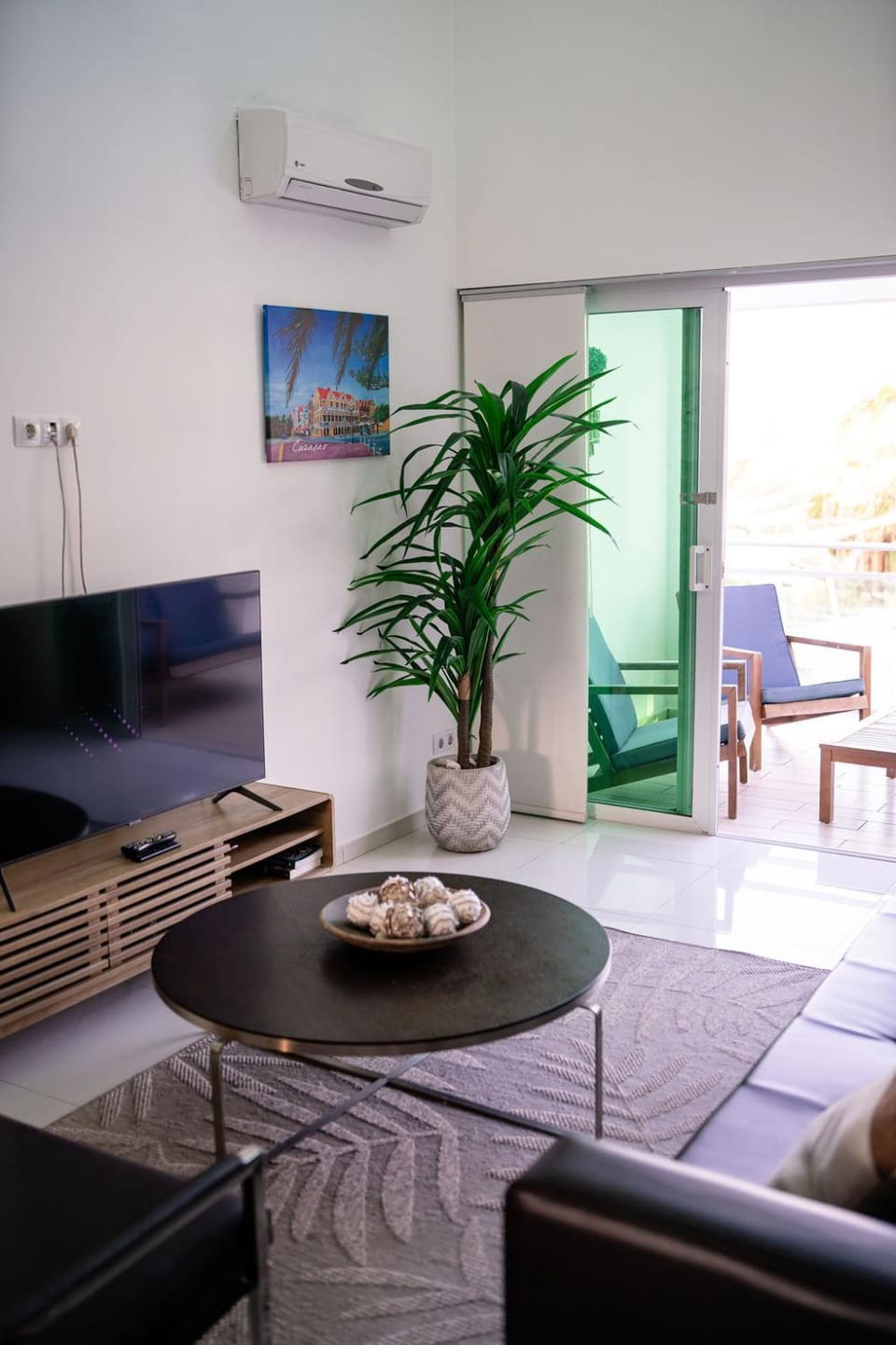 Communal lounge/ TV room, TV and multimedia, Living room, Seating area, Evening entertainment, air conditioner