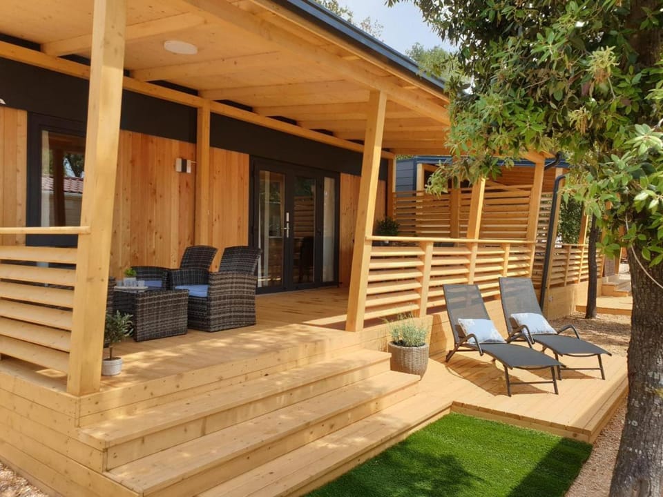 Facade/entrance, Balcony/Terrace, Seating area