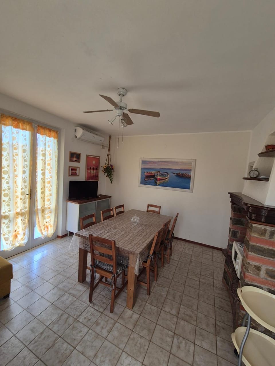 Communal lounge/ TV room, TV and multimedia, Dining area