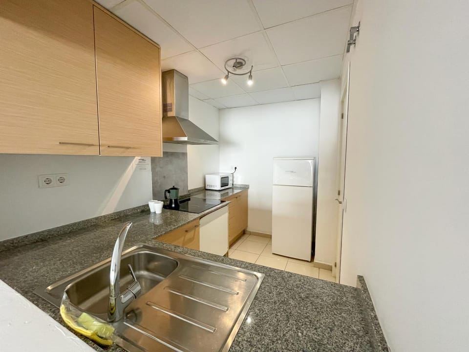 Kitchen or kitchenette, minibar, stove