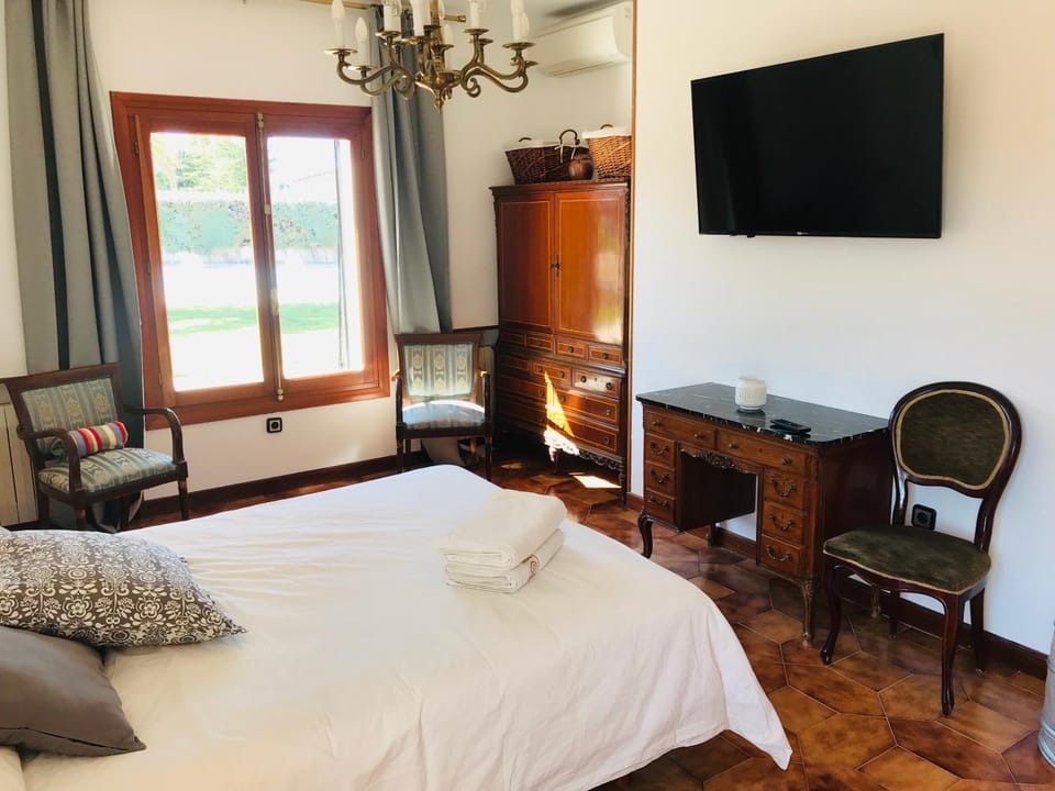 Bed, TV and multimedia, Photo of the whole room, Bedroom