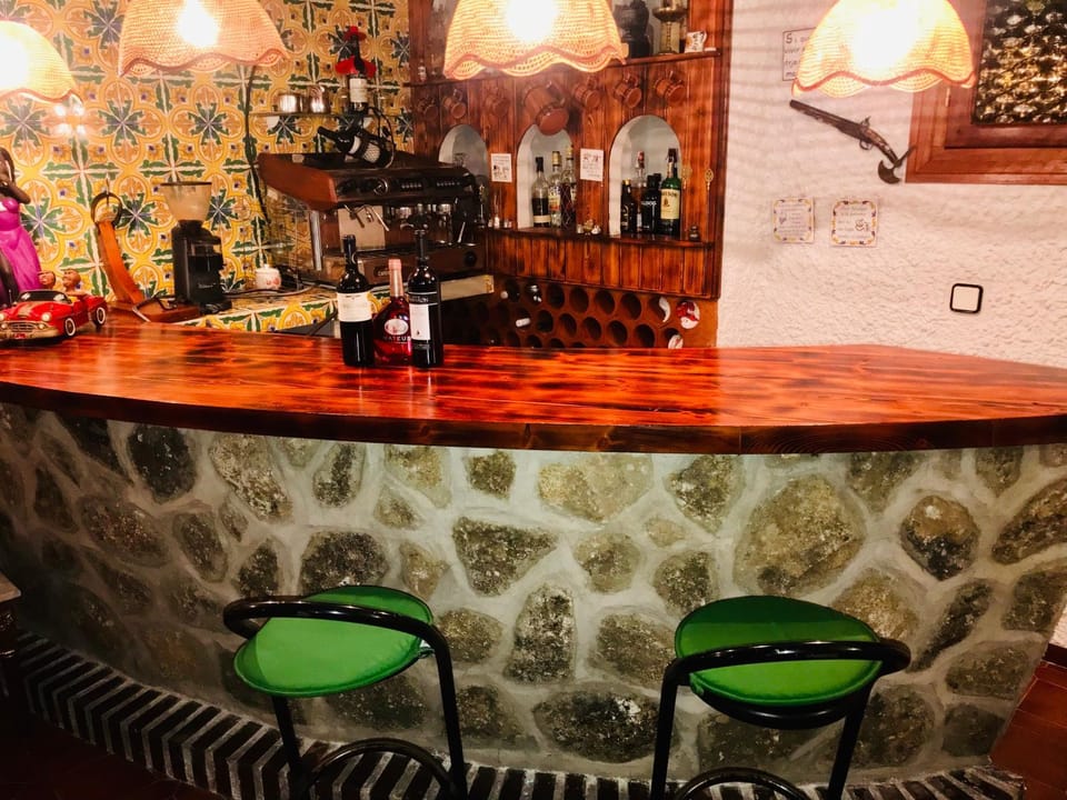 Lounge or bar, Drinks, Alcoholic drinks