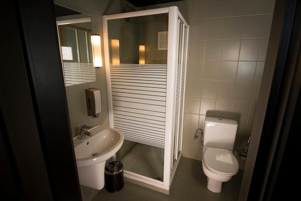 Shower, Toilet