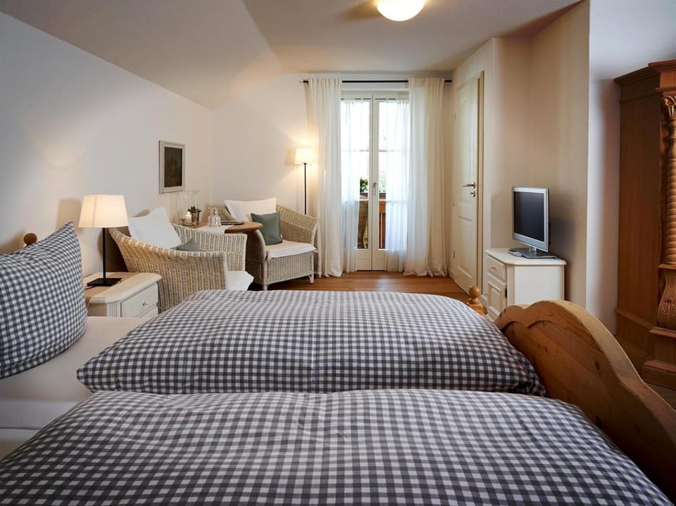 Bed, TV and multimedia, Photo of the whole room, Seating area, Bedroom