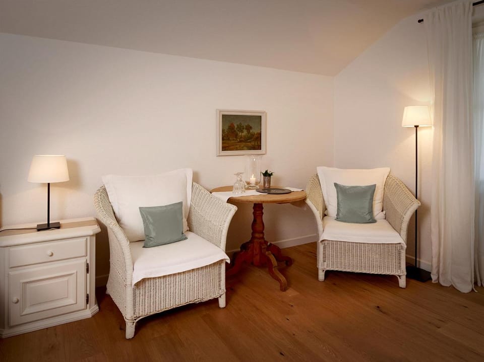Photo of the whole room, Seating area