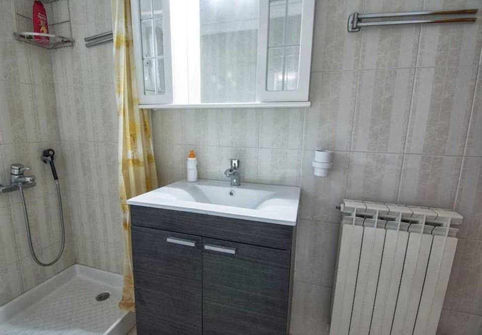 Shower, Bathroom, internet