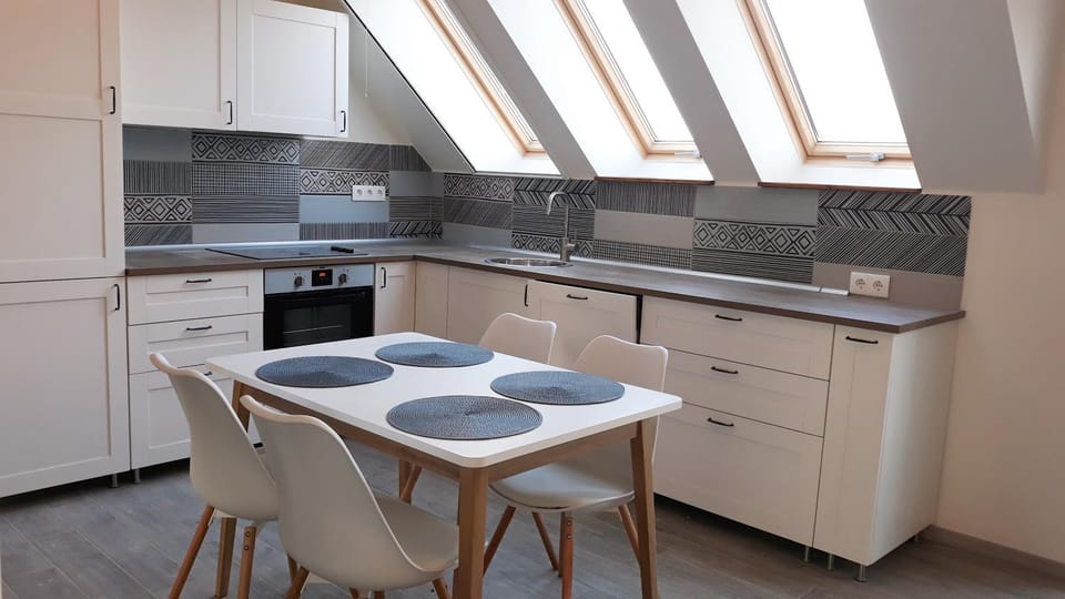 Kitchen or kitchenette, Dining area