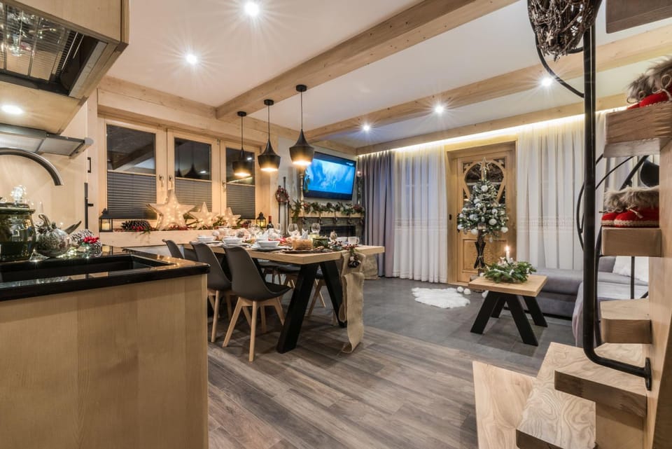 TV and multimedia, Kitchen or kitchenette, Living room, Seating area, Dining area, furniture