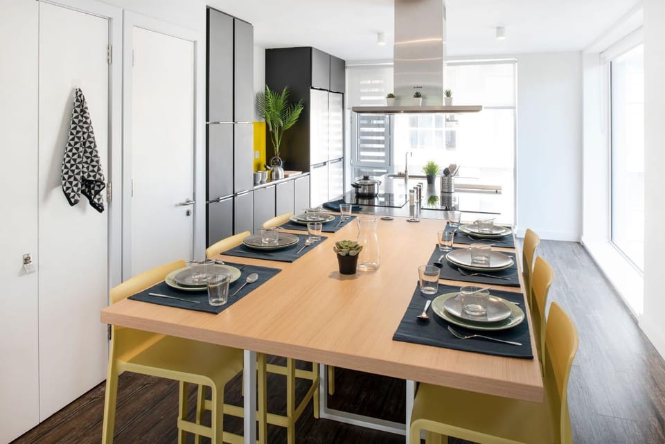 Kitchen or kitchenette, Dining area