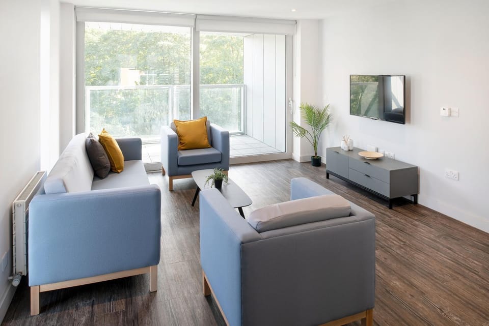 Communal lounge/ TV room, TV and multimedia, Living room, Seating area, Evening entertainment