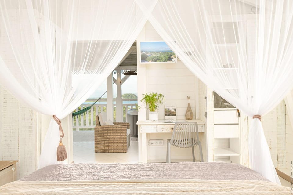 Bed, Seating area, Bedroom