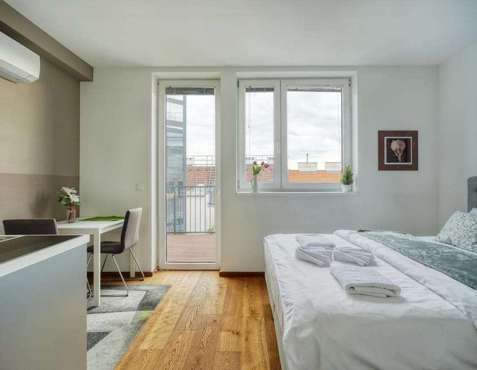 Bed, Balcony/Terrace, air conditioner