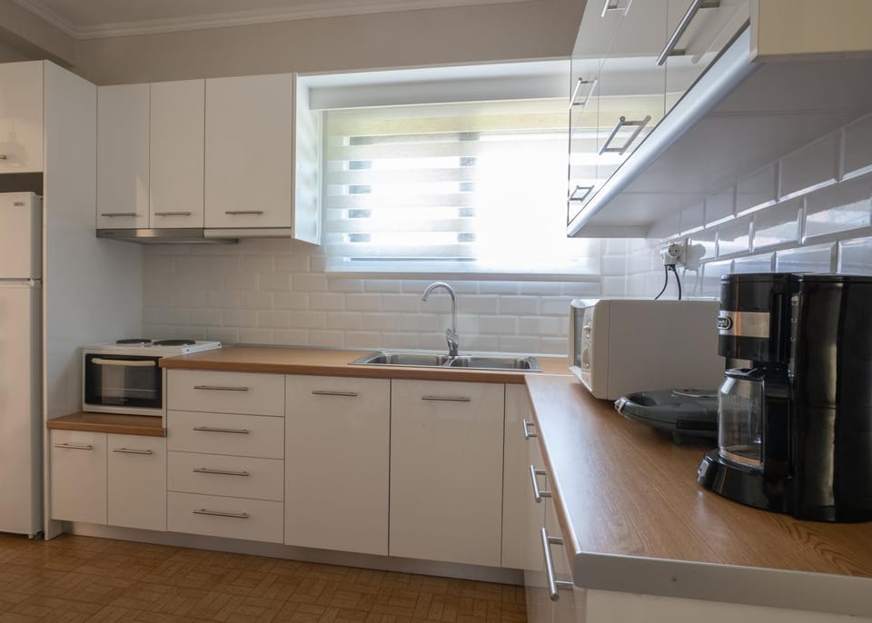 Coffee/tea facilities, Kitchen or kitchenette, oven, stove, toaster