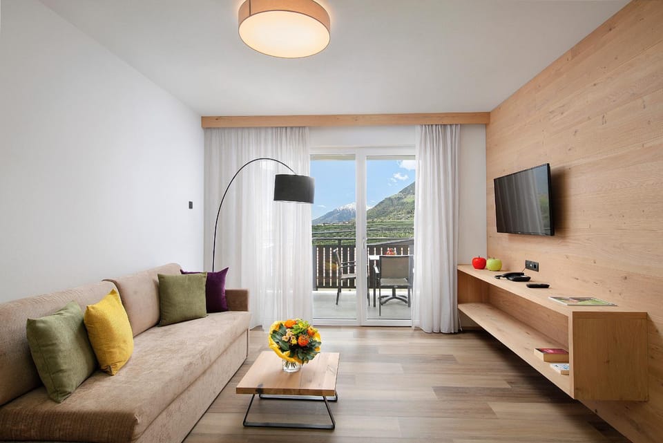 TV and multimedia, Living room, Seating area, Mountain view