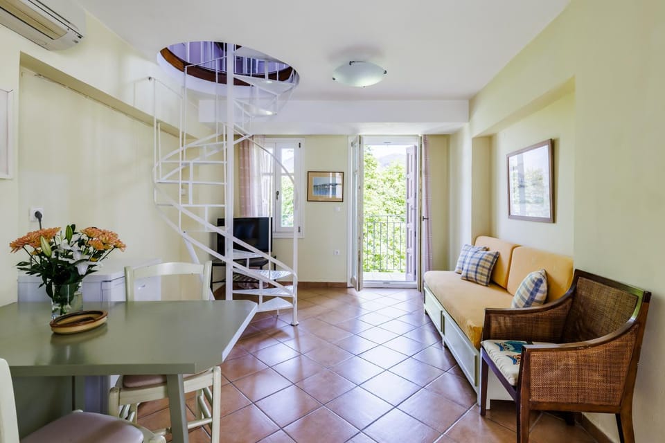 Living room, Dining area, air conditioner
