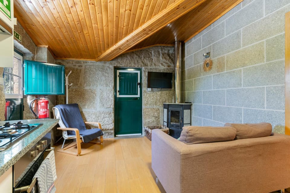 Casa Rústica T2 com Salamandra e Cozinha - Seia - Serra da Estrela - Casa do Loureiro II House in Portugal