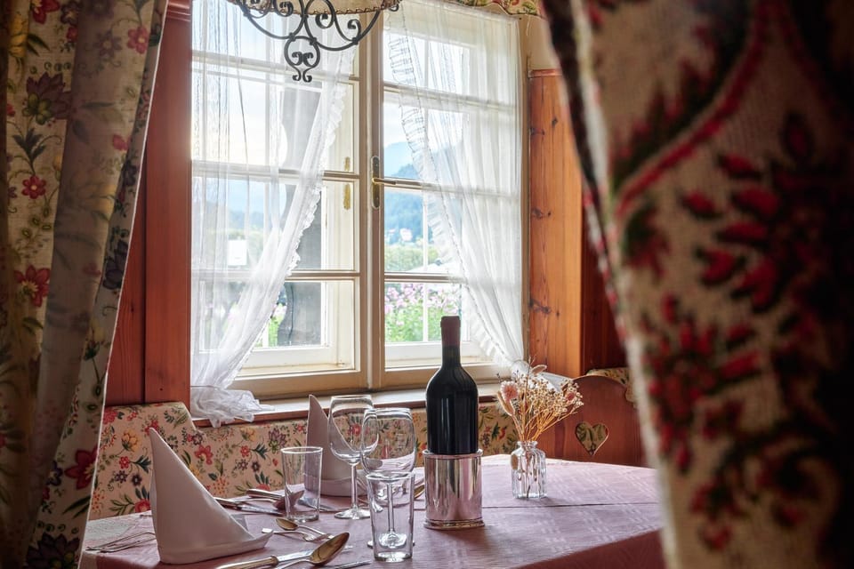 Restaurant/places to eat, Food and drinks, Dining area