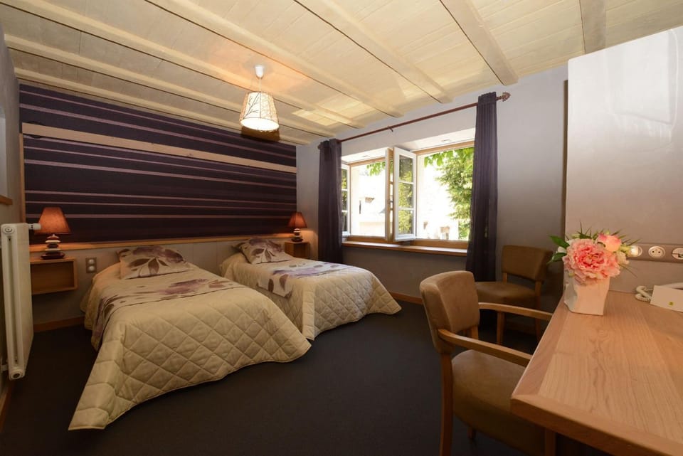 Photo of the whole room, Street view