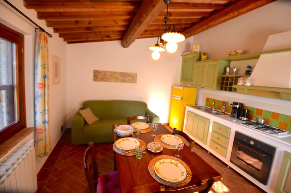 Kitchen or kitchenette, Living room, Seating area, Dining area