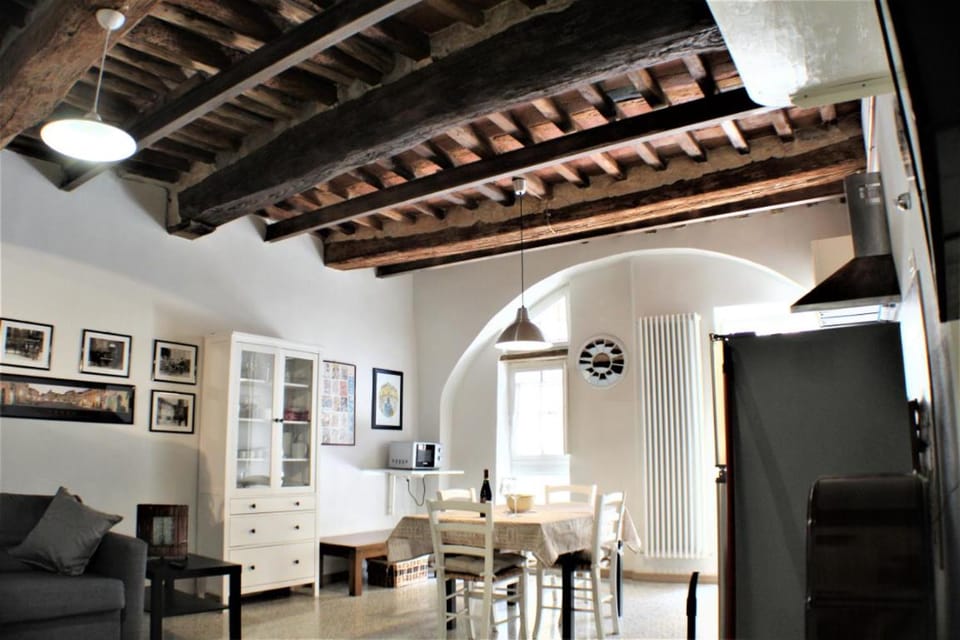 Coffee/tea facilities, Kitchen or kitchenette, Living room, Seating area, Dining area
