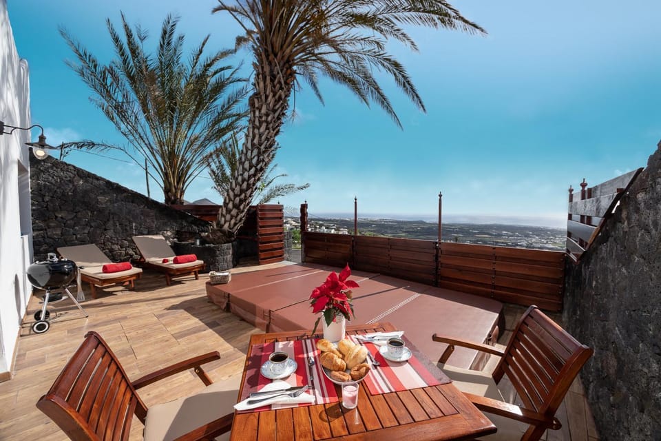 Restaurant/places to eat, People, BBQ facilities, Balcony/Terrace, Sea view, Supermarket/grocery shop, Swimming pool, Alcoholic drinks, Non alcoholic drinks, Family