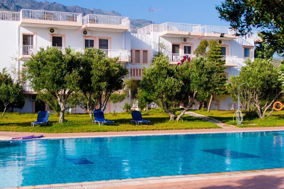 Property building, Day, Natural landscape, Garden, Garden view, Mountain view, Pool view, Swimming pool, sunbed