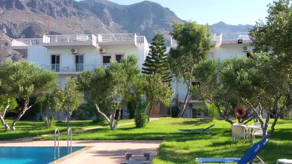 Property building, Garden, Garden view, Mountain view, Pool view, Swimming pool, sunbed
