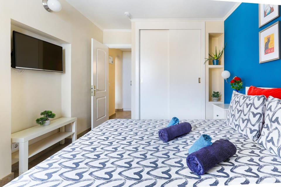 Bed, TV and multimedia, wardrobe