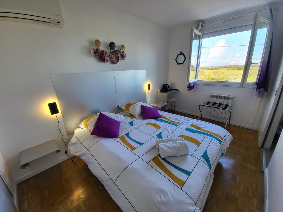 Coffee/tea facilities, Bedroom, towels, air conditioner