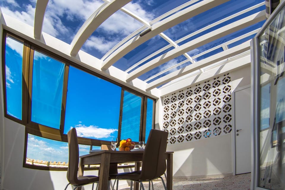 View (from property/room), Balcony/Terrace, Food and drinks, Dining area, Lake view, Mountain view, Street view