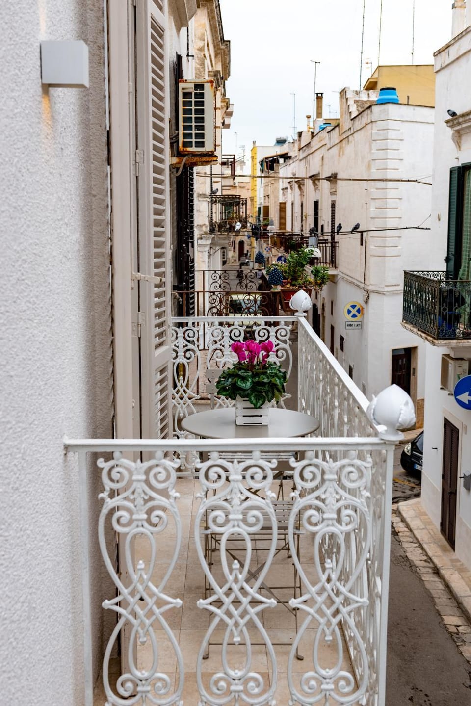 Property building, Neighbourhood, Balcony/Terrace, Street view
