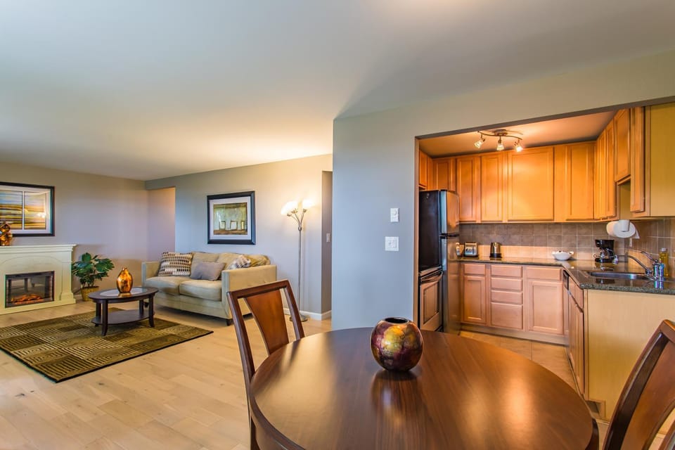 Bay View, Best Area, No Stairs, WD, 2 Baths, 2 Bedrooms, Balcony, View, 925sf Apartment in Tacoma
