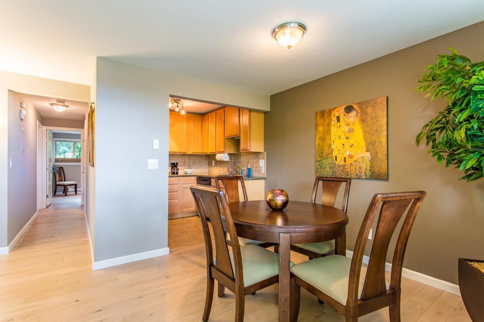 Bay View, Best Area, No Stairs, WD, 2 Baths, 2 Bedrooms, Balcony, View, 925sf Apartment in Tacoma