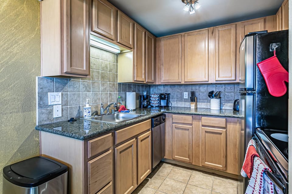 Ocean View, 2 Baths, 2 Bedrooms, No Stairs, Best Area, WD, Jacuzzi Bath, Balcony, View, 925sf Apartment in Tacoma