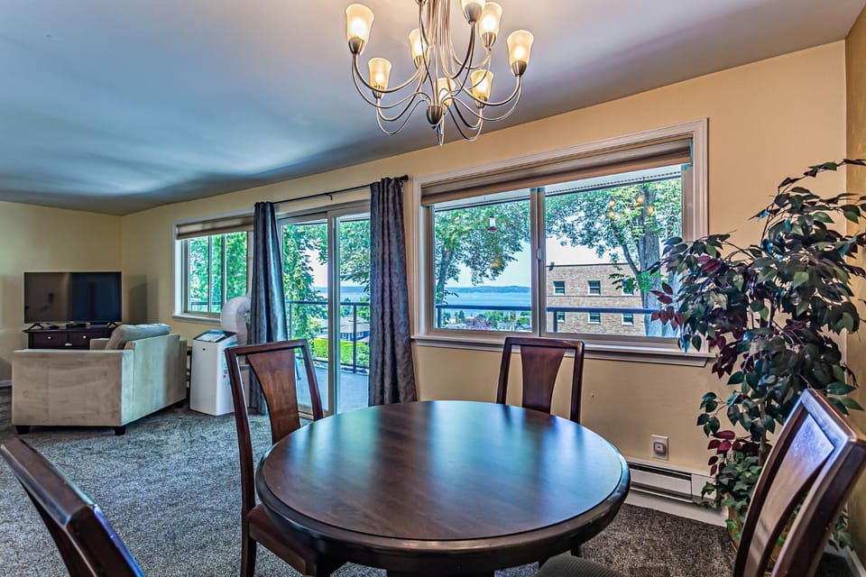 Ocean View, 2 Baths, 2 Bedrooms, No Stairs, Best Area, WD, Jacuzzi Bath, Balcony, View, 925sf Apartment in Tacoma