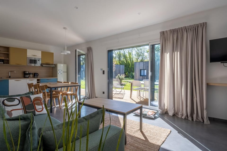 Communal lounge/ TV room, Kitchen or kitchenette, Living room, Seating area, Dining area