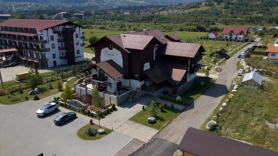 Property building, Patio, Nearby landmark, Restaurant/places to eat, Natural landscape, Activities, BBQ facilities, Billiard, Children play ground, Darts, Game Room, Garden, Horse-riding, Skiing, Table tennis, Balcony/Terrace, Lobby or reception, Lounge or bar, Decorative detail, Hiking, Cycling, Evening entertainment, Garden view, Mountain view, Area and facilities, Alcoholic drinks, Non alcoholic drinks, group of guests, Family