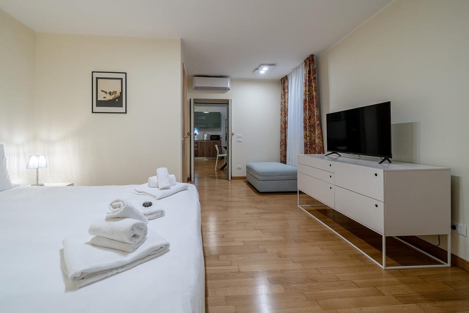 Bed, TV and multimedia, Photo of the whole room, Bedroom, towels