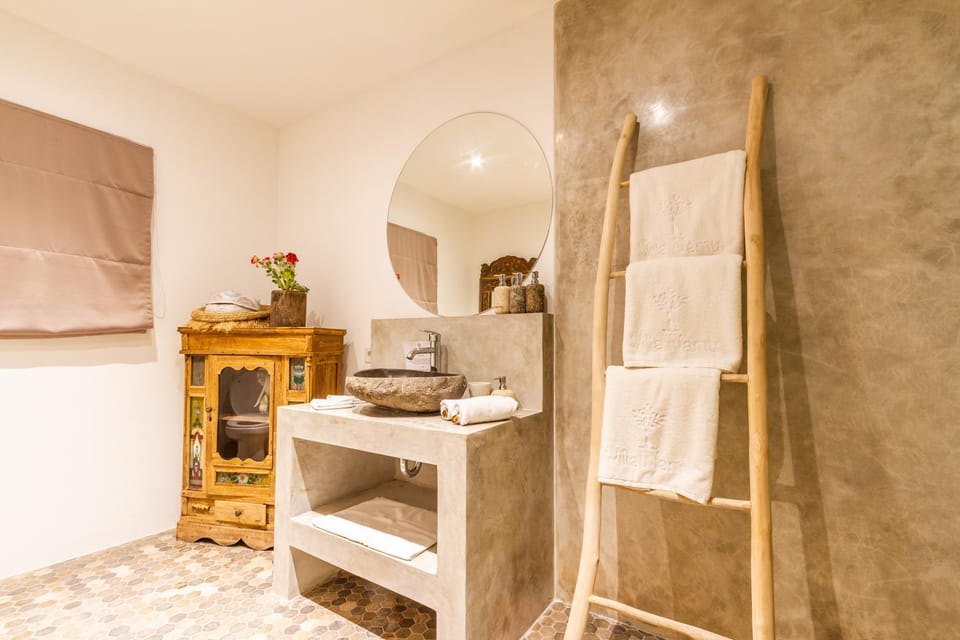 Bathroom, towels