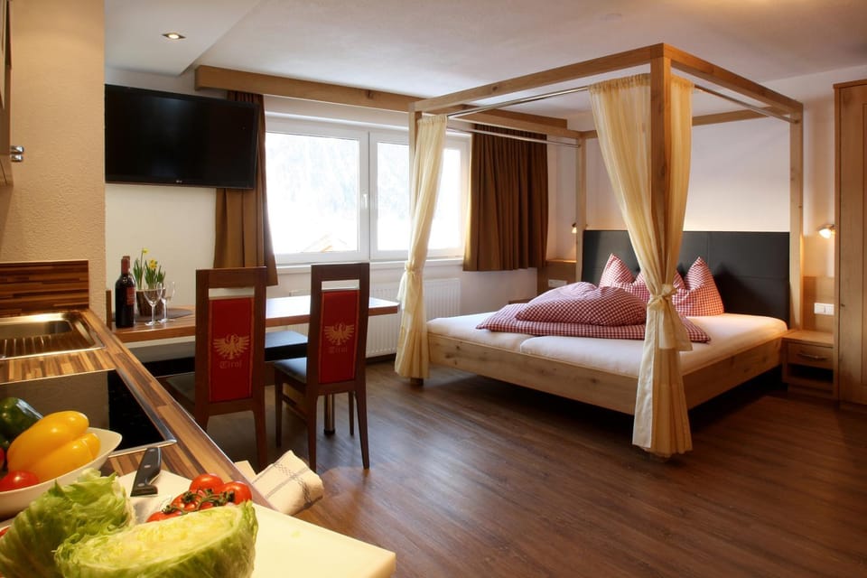 Photo of the whole room, Dining area, Bedroom