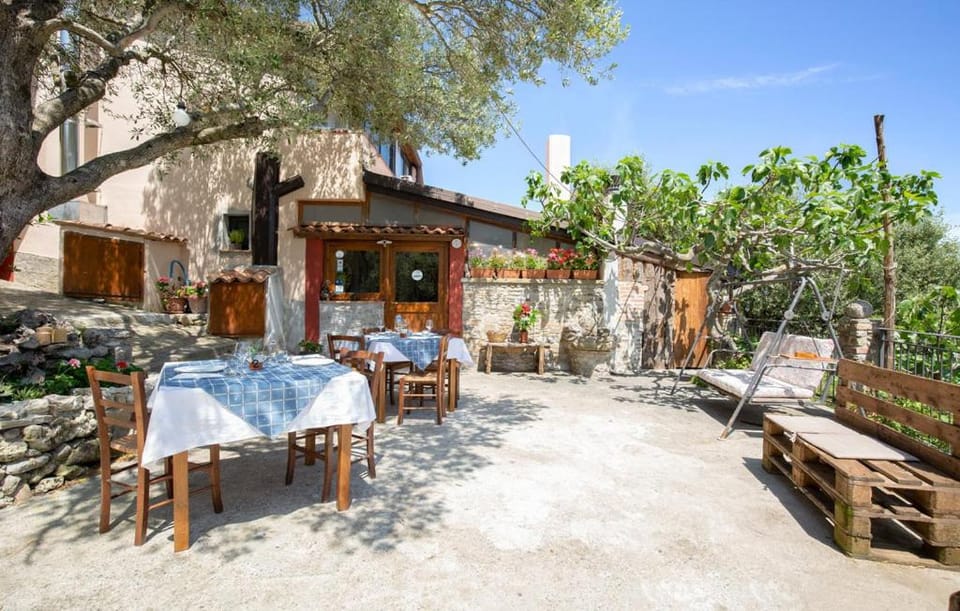 Restaurant/places to eat, Garden view, Mountain view, Inner courtyard view