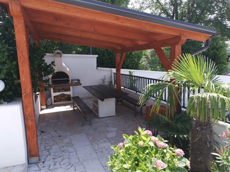 Patio, BBQ facilities