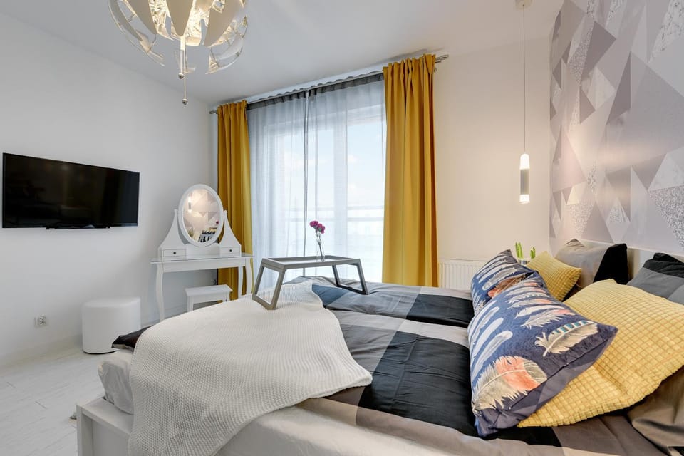 Bed, TV and multimedia, Photo of the whole room, Bedroom