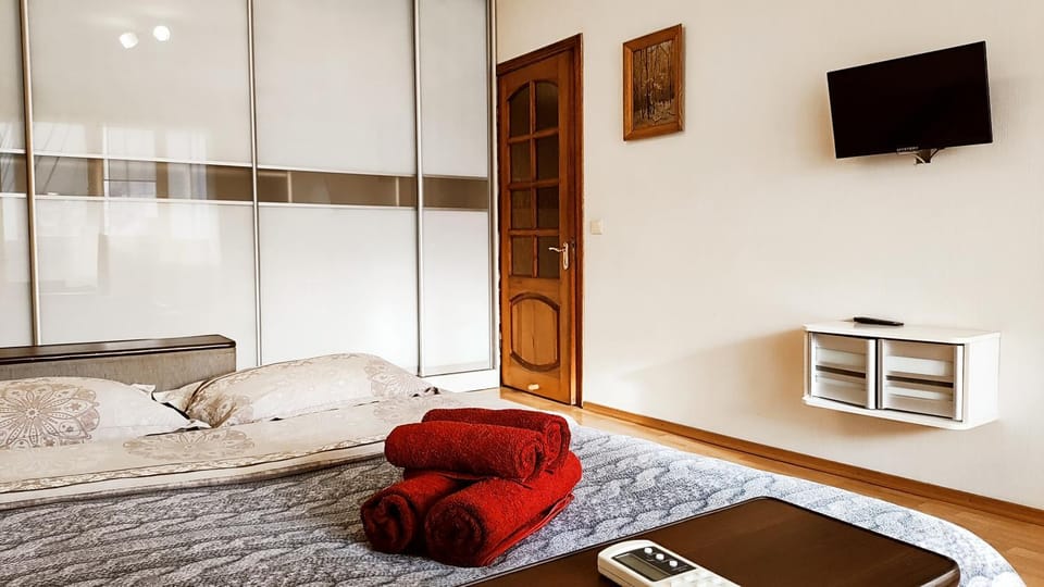 Bed, TV and multimedia, Photo of the whole room, wardrobe