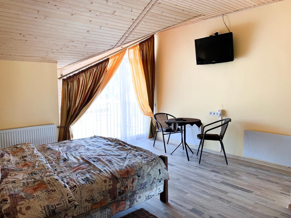 Bed, TV and multimedia, Photo of the whole room, Bedroom