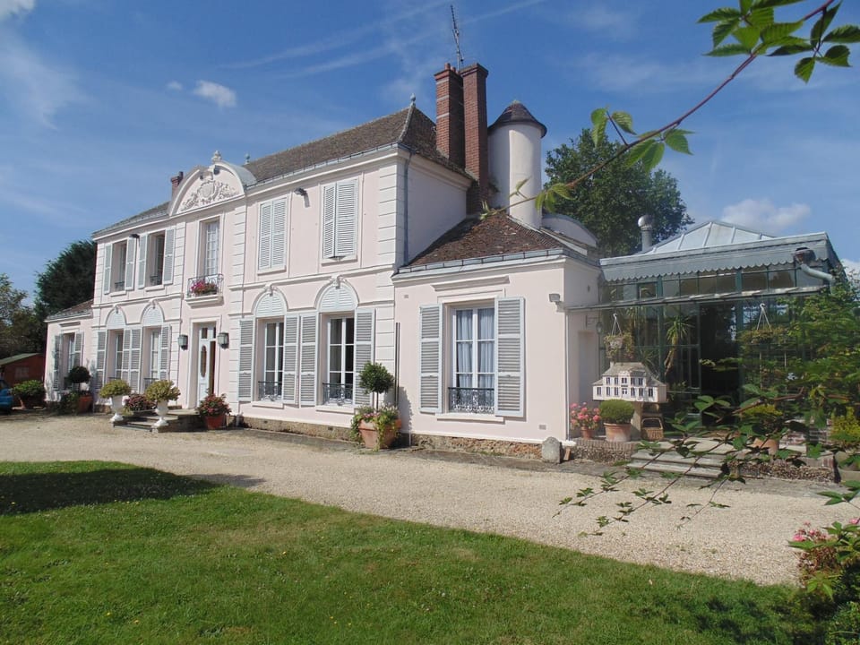 Property building, Facade/entrance, Day, Garden, Garden view