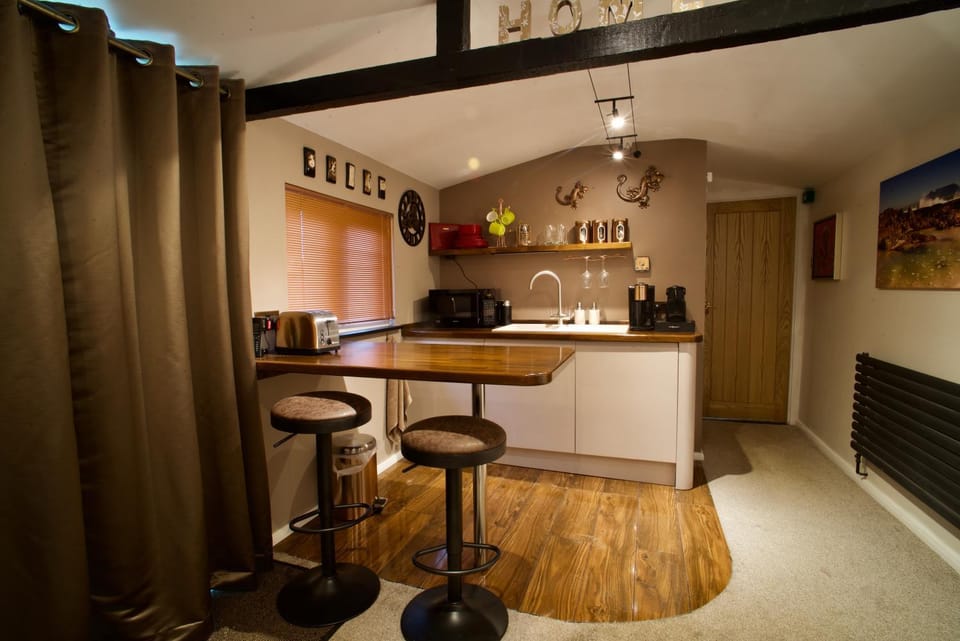 Coffee/tea facilities, Kitchen or kitchenette, Dining area