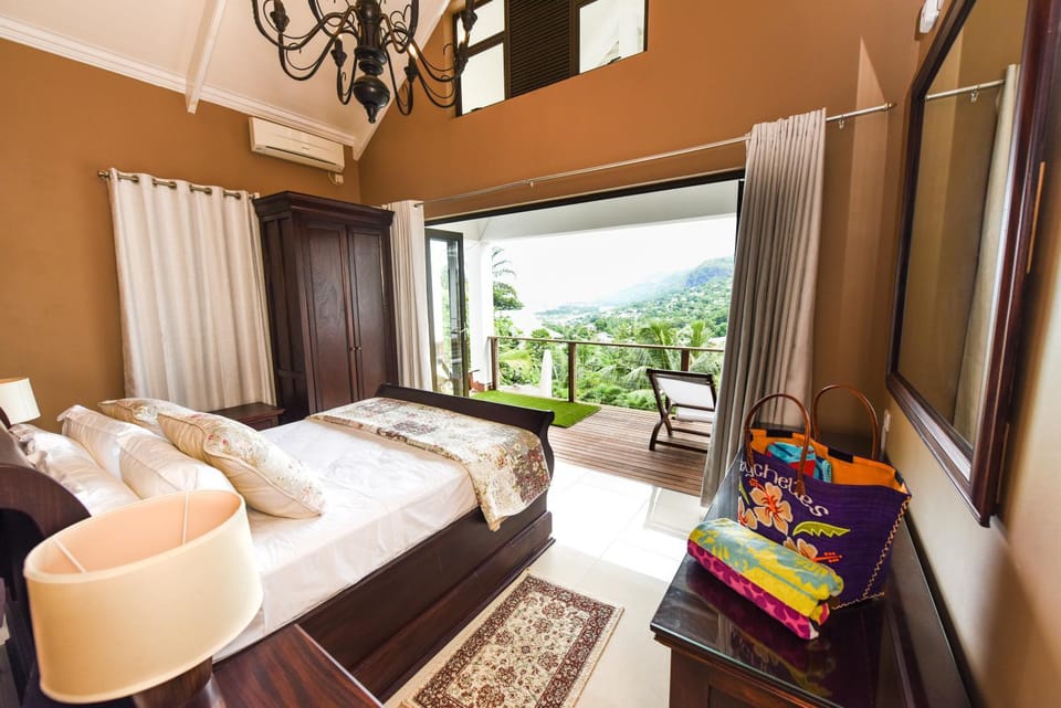 Photo of the whole room, Decorative detail, Garden view