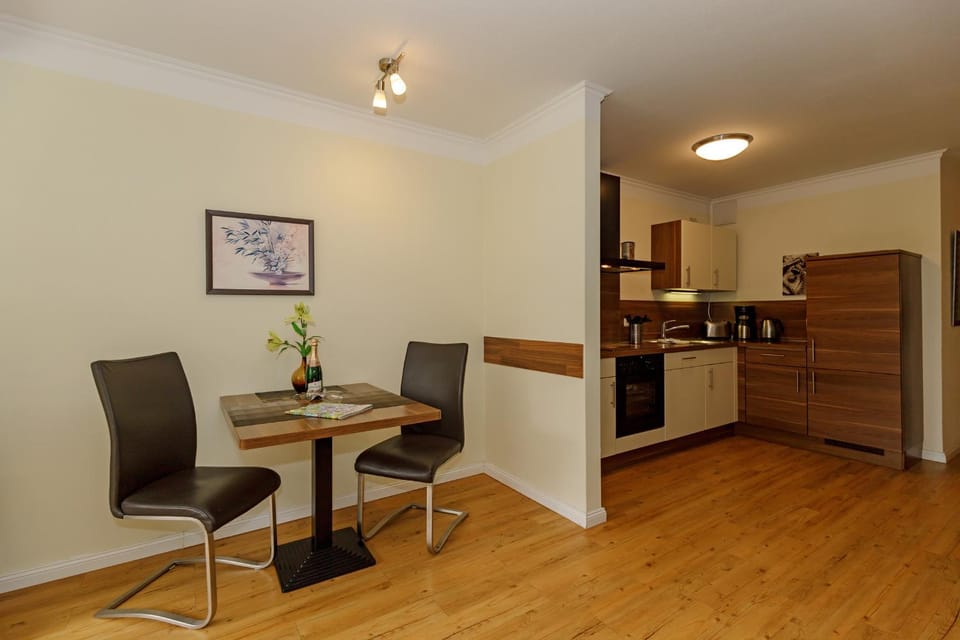 Kitchen or kitchenette, Dining area, pet friendly, stove