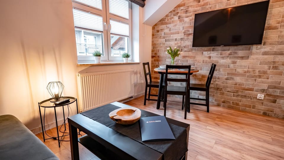 TV and multimedia, Seating area, Dining area